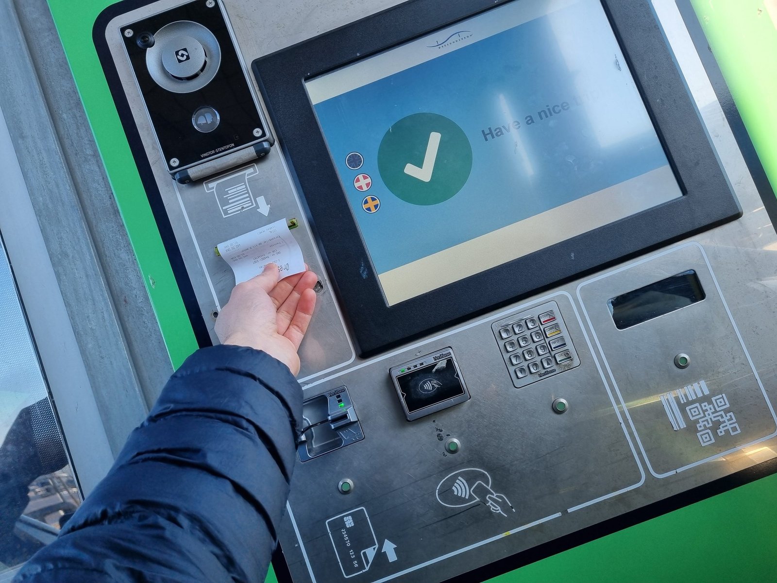 Avgiften betald vid Öresundsbrons betalstation i Lernacken, kvittot kommer ut ur automaten