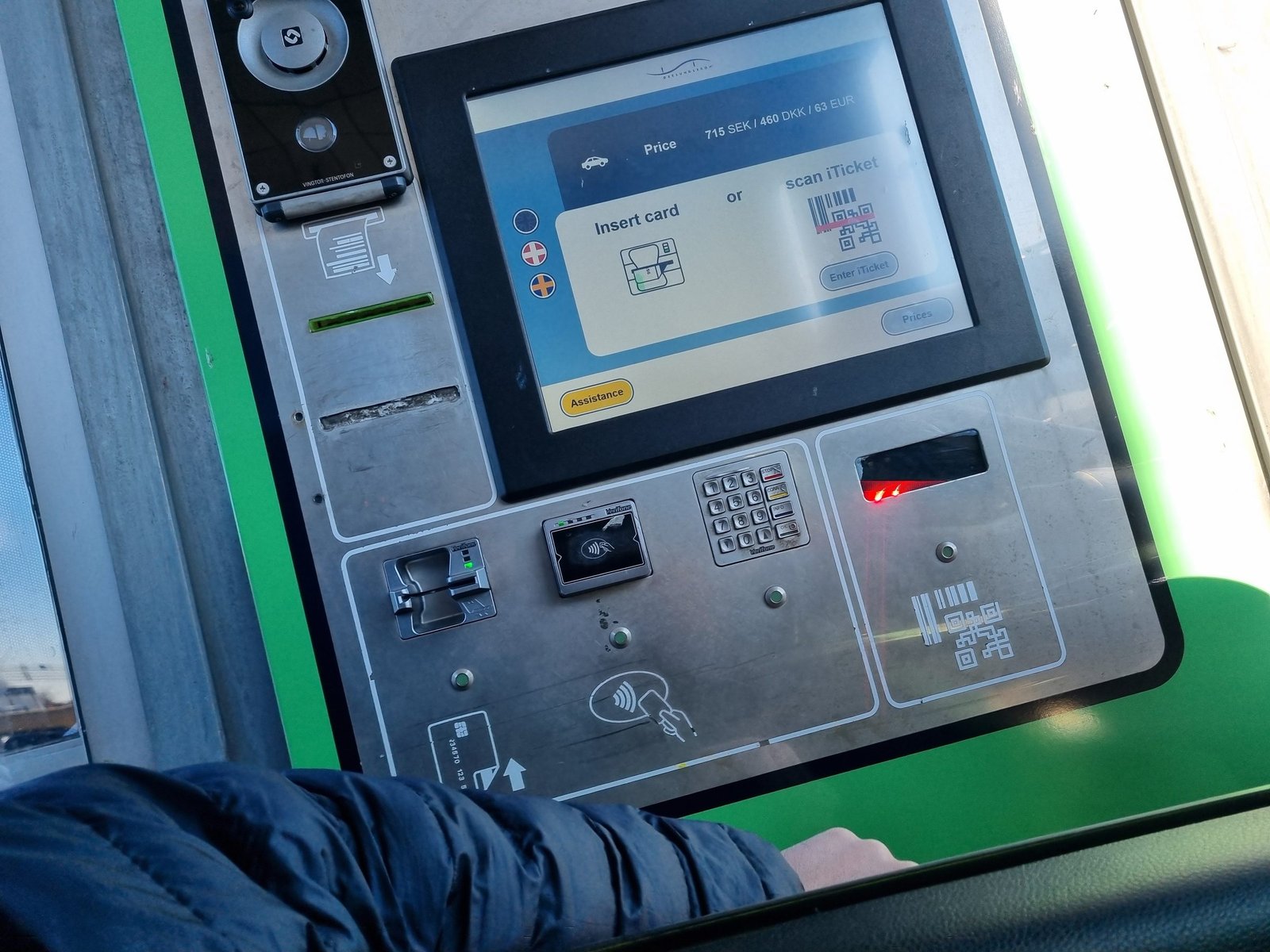 Betalautomat vid Öresundsbrons betalstation i Lernacken, med avgiften på skärmen