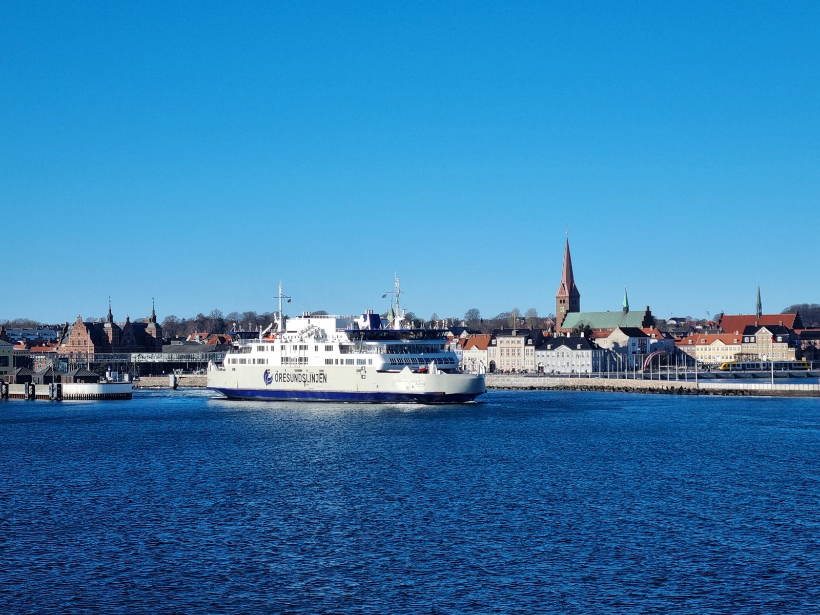 Øresundslinjens färja på väg in i Helsingørs hamn