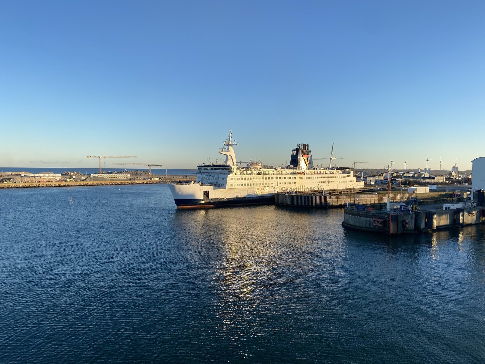 Scandlines färja vid kajen på linjen Rødby-Puttgarden
