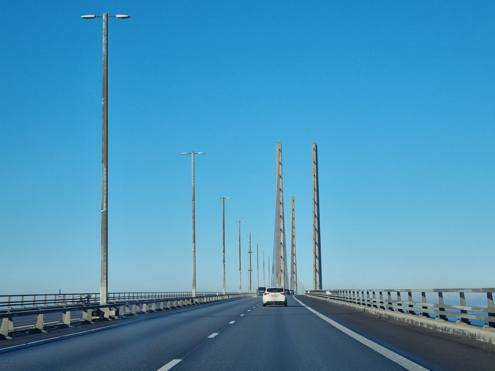 Raka vägen över Öresundsbron mot pylonerna