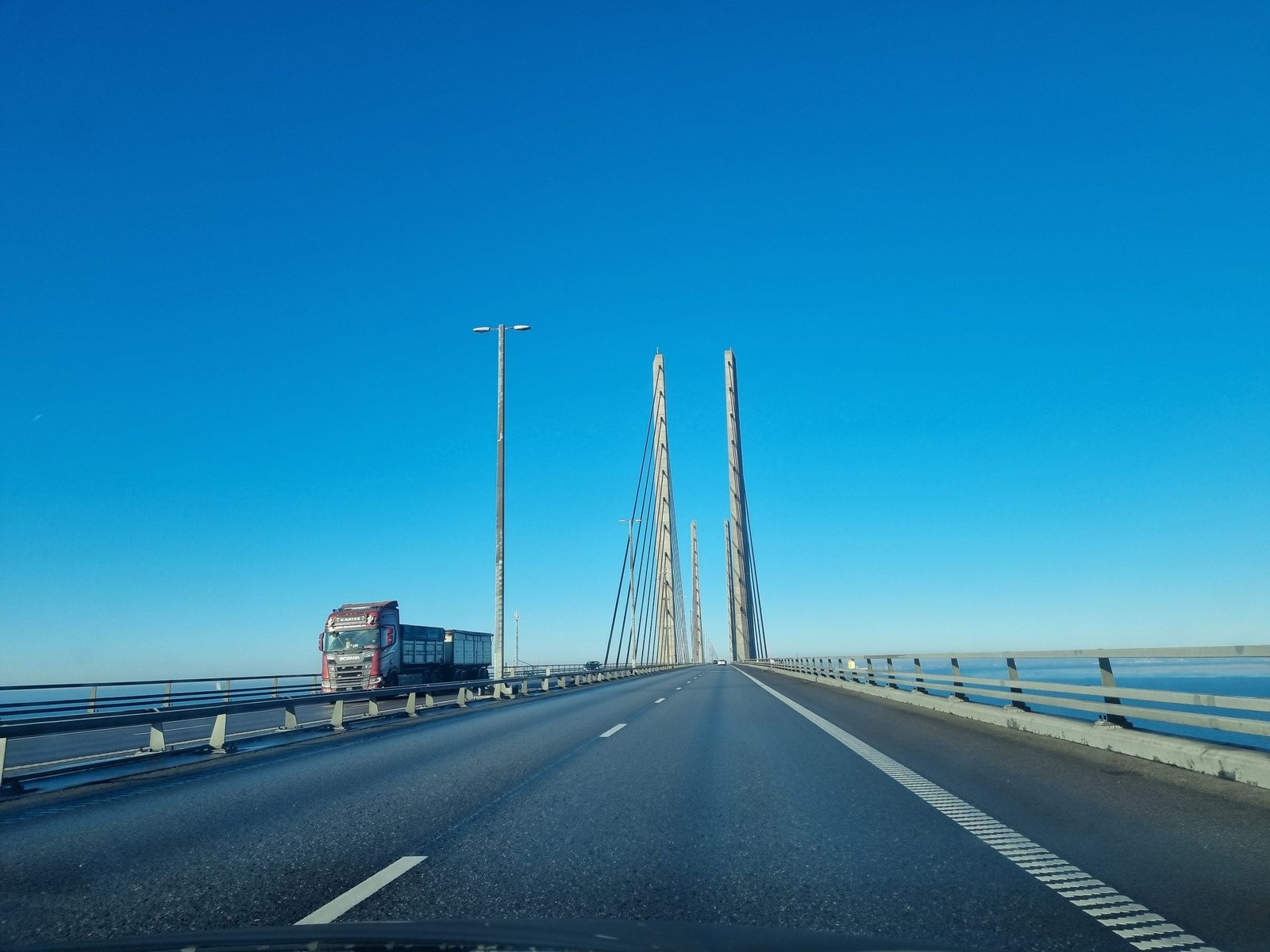 En lastbil på Öresundsbron, med snedkabelbrons pyloner rakt fram