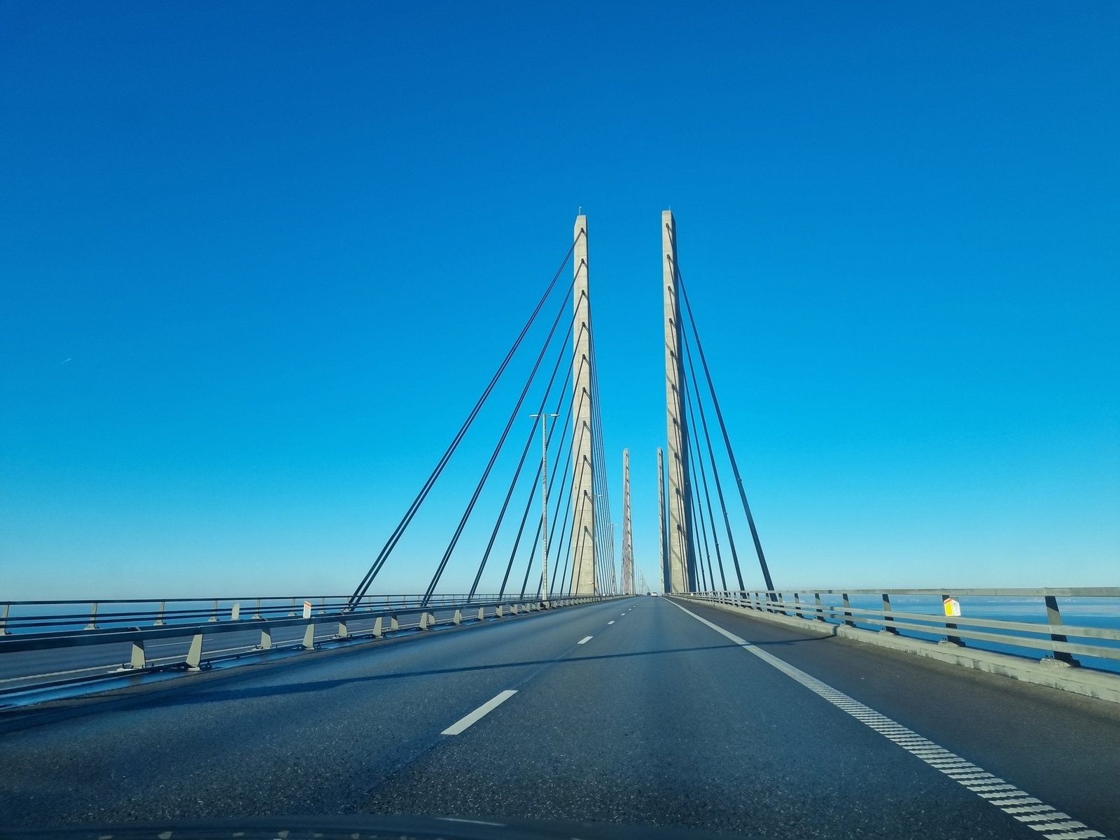 Under stagkablarna på Öresundsbron, strax före pylonerna