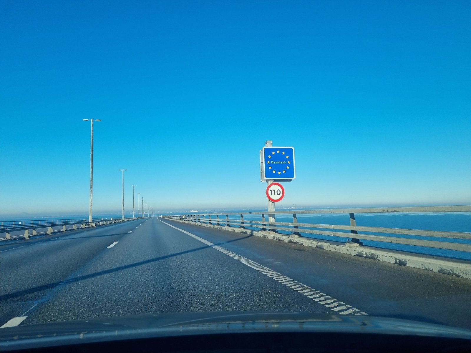 Skylten Danmark på Öresundsbron markerar gränsen mellan Sverige och Danmark