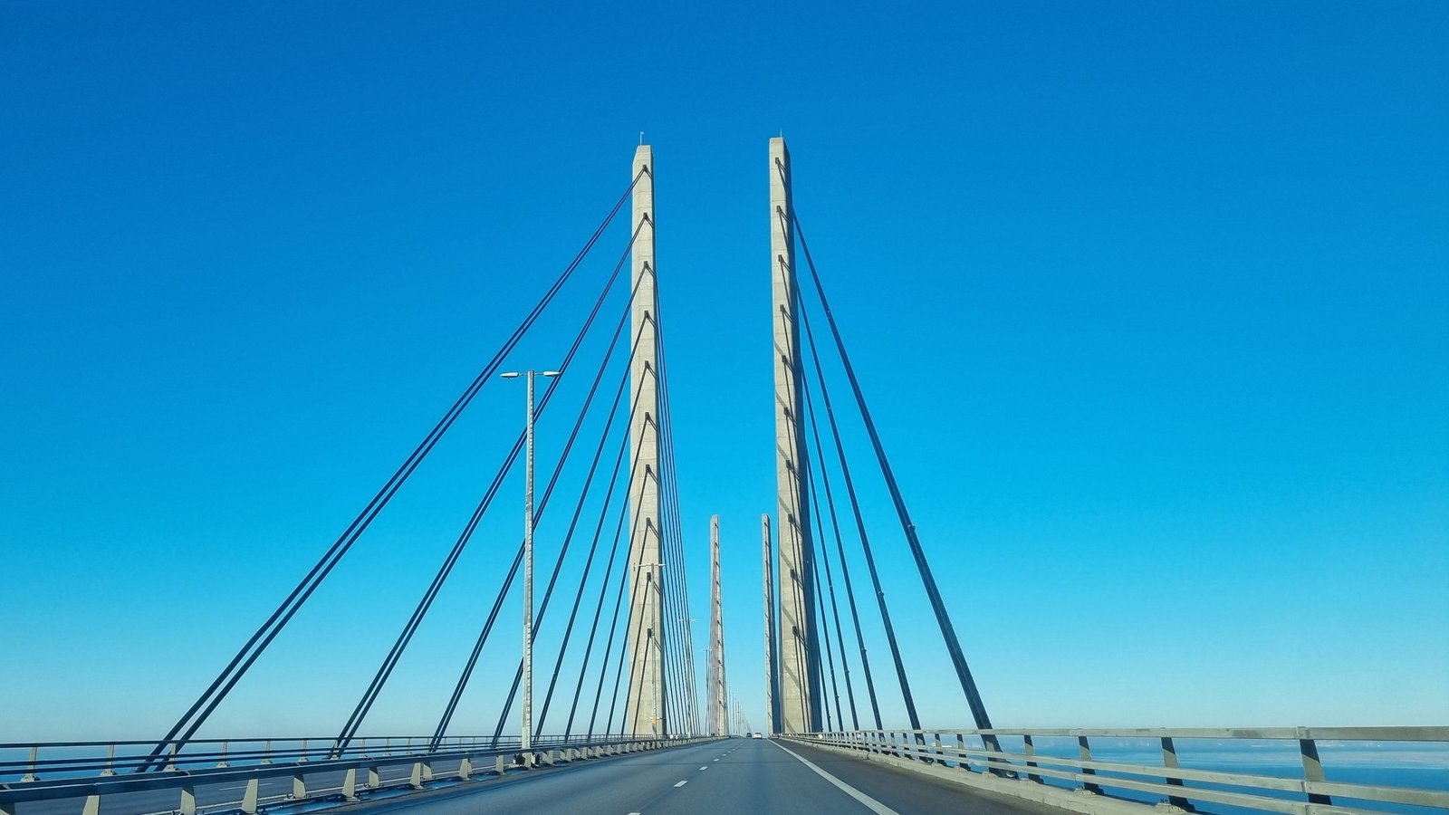 Med bil över Öresundsbron mot pylonerna, avgiften betalas i Lernacken