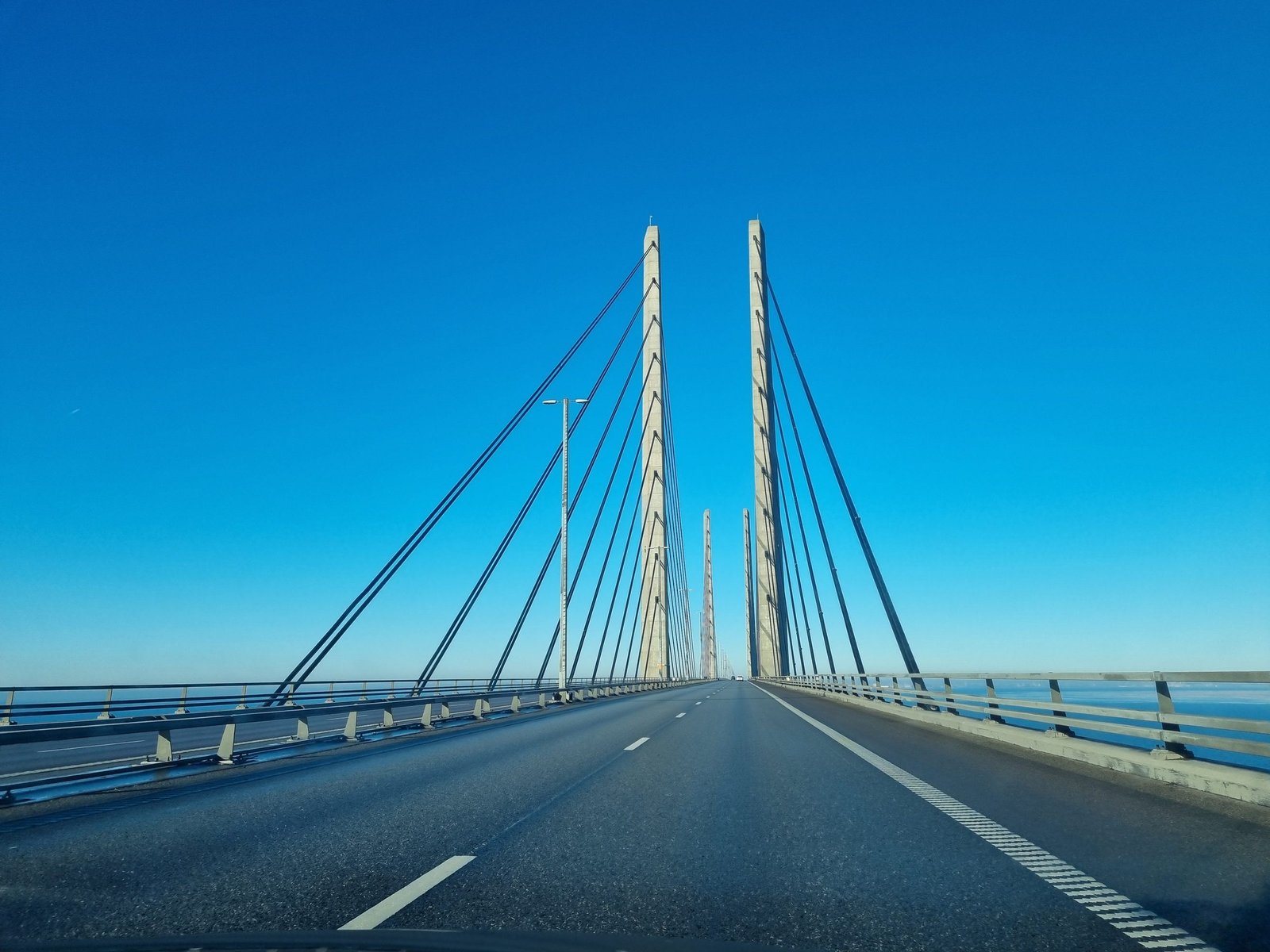 Öresundsbrons två pyloner med stagkablarna över Öresund