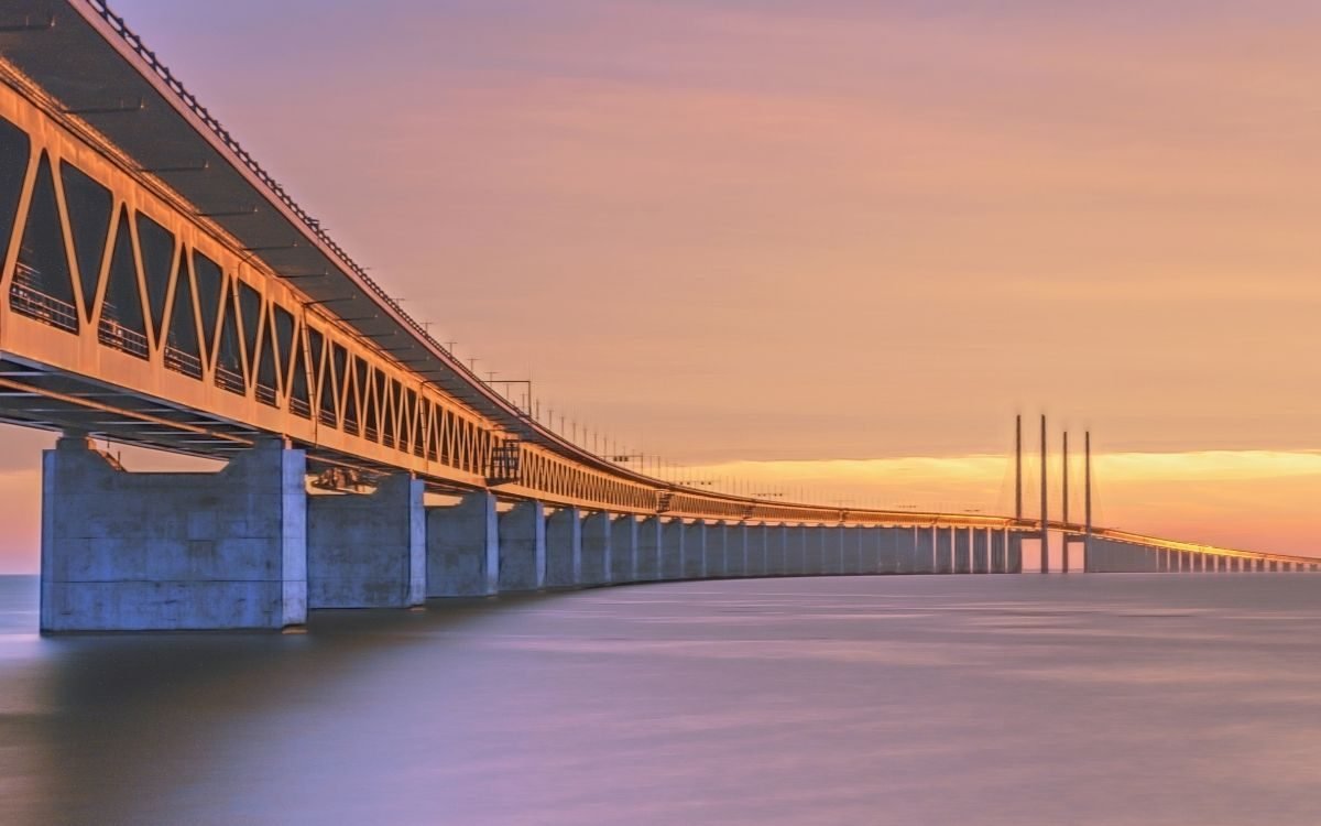 Solnedgång bakom Öresundsbron med pylonerna vid horisonten