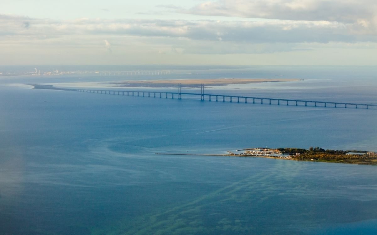 Flygfoto över Öresundsbron som når den konstgjorda ön Peberholm