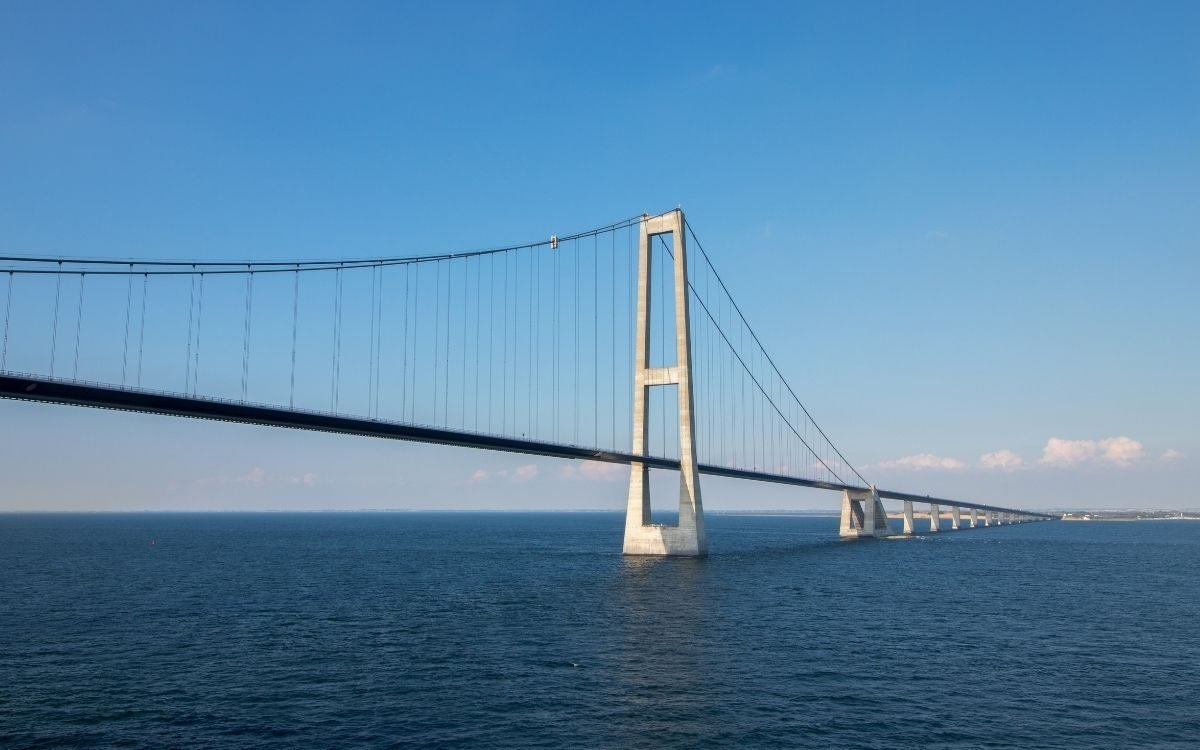 Pylon och hängbro på Storebæltsbron under blå himmel
