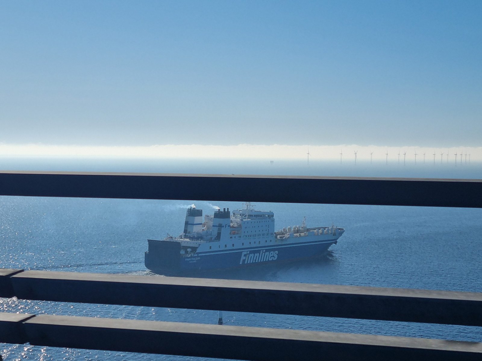 En Finnlines-färja i Öresund, sedd från Öresundsbron
