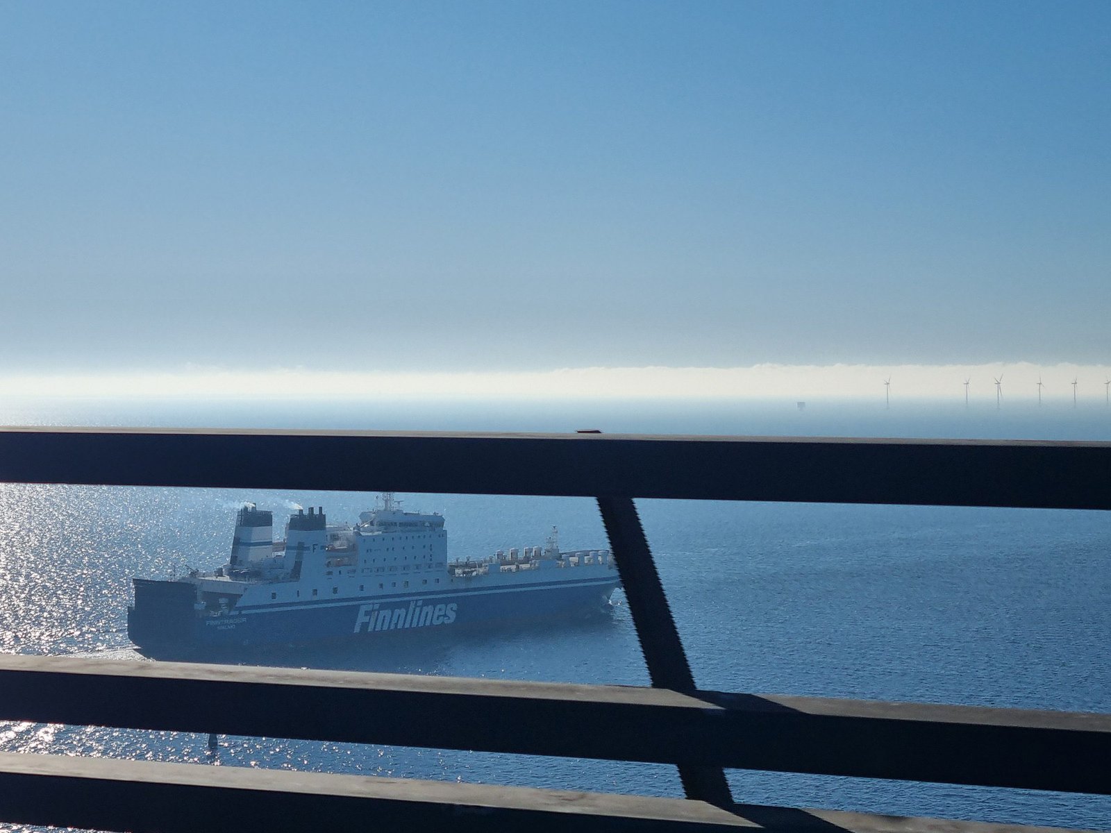 Utsikt från Öresundsbron mot en Finnlines-färja och vindkraftsparken Lillgrund
