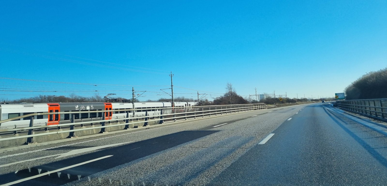 Öresundståg bredvid E20 mellan Lernacken och Malmö